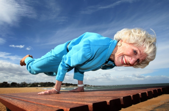 Фото Известные йоги: 3 потрясающие истории. А ваша бабушка может так?